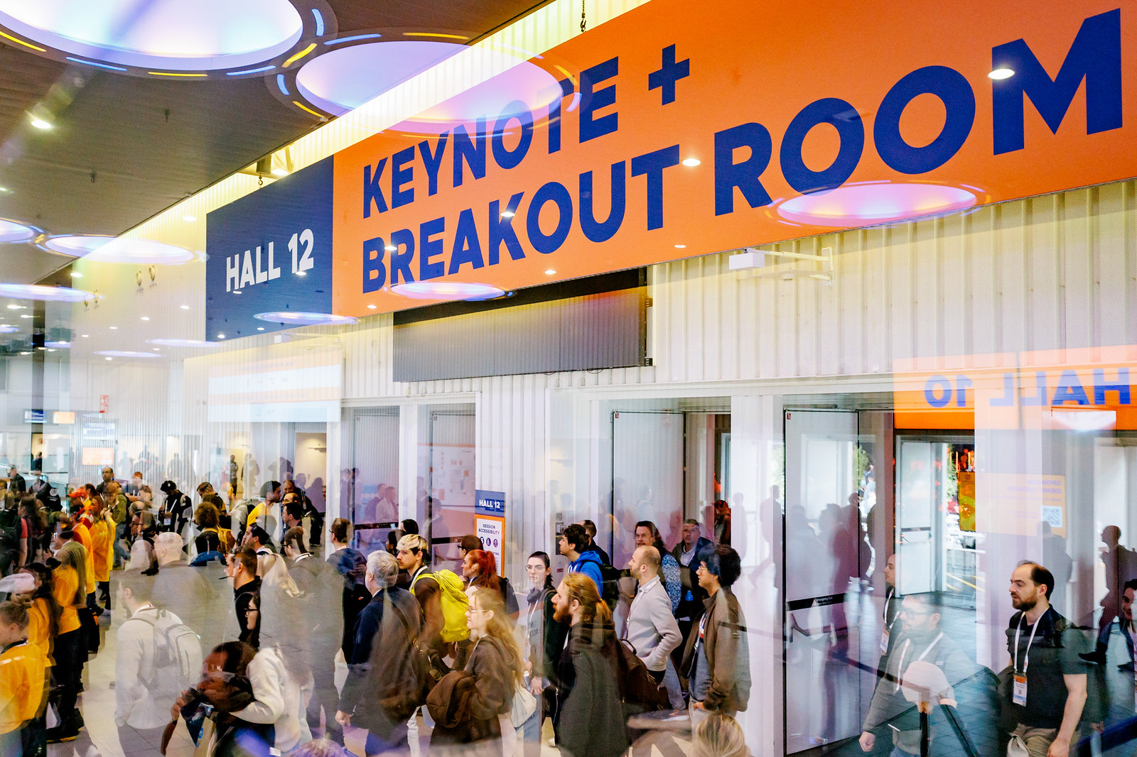 Hall 12 키노트 입장을 기다리는 참가자들